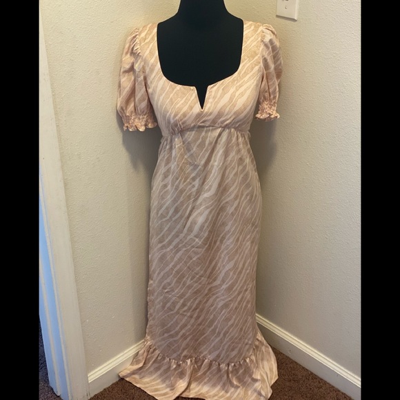 salt water luxe Dresses & Skirts - 2 FOR $25 Saltwater Luxe Satin Midi Dress Puff Sleeve Ruffled Sand Size XS NEW
